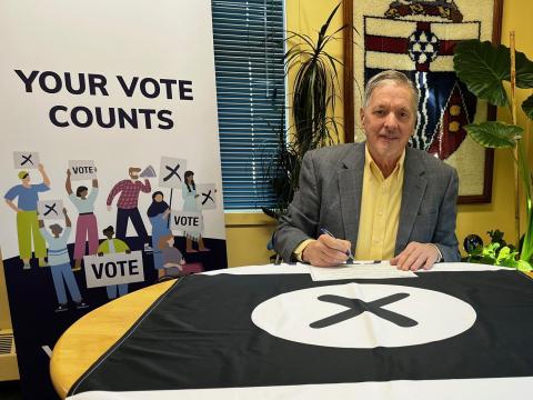 Writs of Election being signed (en anglais)